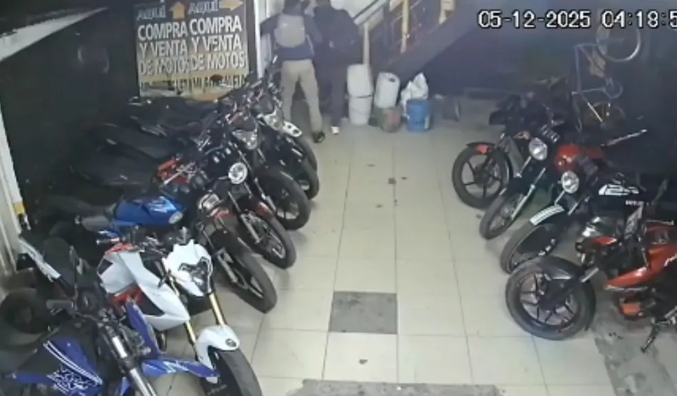 Antonio Nariño: ladrones encierran a administrador de parqueadero y roban $ 6 millones Una cámara de seguridad, instalada en un parqueadero del sector de Antonio Nariño, captó el momento exacto en que varios ladrones ingresaron al establecimiento para intimidar al administrador y perpetrar un hurto. Se estima que la suma robada asciende a 6 millones de pesos. A continuación, los detalles del asalto.