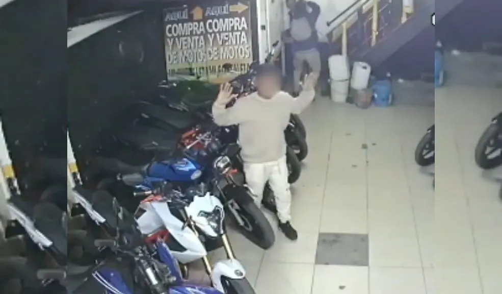 Antonio Nariño: ladrones encierran a administrador de parqueadero y roban $ 6 millones Una cámara de seguridad, instalada en un parqueadero del sector de Antonio Nariño, captó el momento exacto en que varios ladrones ingresaron al establecimiento para intimidar al administrador y perpetrar un hurto. Se estima que la suma robada asciende a 6 millones de pesos. A continuación, los detalles del asalto.
