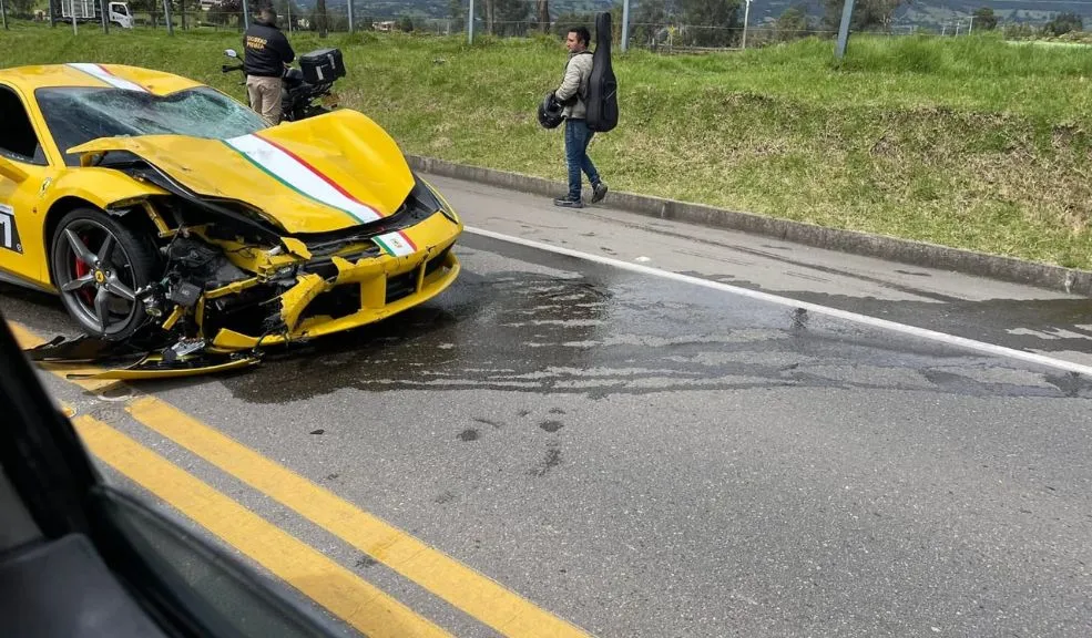 Accidente de Ferrari deja dos conductores afectados. Vía La Calera, cerrada A esta hora, la Vía a La Calera permanece cerrada debido a un grave accidente de tránsito. El siniestro involucró a un lujoso automóvil marca Ferrari y a un motociclista. A continuación, le contamos los detalles de lo sucedido.