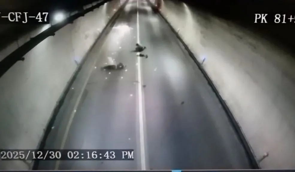 Accidente se suma al caos vehicular en la carretera que conecta a Bogotá con el Llano 2 Accidente se suma al caos vehicular en la carretera que conecta a Bogotá con el Llano A esta hora, miles de vehículos intentan salir de la ciudad rumbo a diferentes destinos del país, donde pretenden pasar el Año Nuevo; sin embargo, las salidas de Bogotá se encuentran colapsadas. Entre ellas, la que conduce al Llano, donde a la alta afluencia de vehículos se suma el cierre del túnel de Buenavista, luego de que un motociclista sufriera un accidente y por poco se registrara un incendio al interior del conducto.