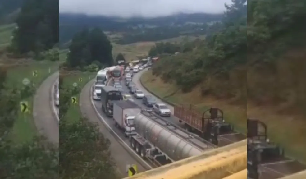 Accidente se suma al caos vehicular en la carretera que conecta a Bogotá con el Llano 1 Accidente se suma al caos vehicular en la carretera que conecta a Bogotá con el Llano A esta hora, miles de vehículos intentan salir de la ciudad rumbo a diferentes destinos del país, donde pretenden pasar el Año Nuevo; sin embargo, las salidas de Bogotá se encuentran colapsadas. Entre ellas, la que conduce al Llano, donde a la alta afluencia de vehículos se suma el cierre del túnel de Buenavista, luego de que un motociclista sufriera un accidente y por poco se registrara un incendio al interior del conducto.