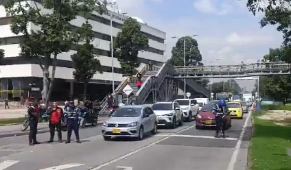 Afectación en la movilidad: manifestantes realizan bloqueos intermitentes en la Av. El Dorado 1 Afectación en la movilidad: manifestantes realizan bloqueos intermitentes en la Av. El Dorado En la capital se vive una nueva jornada de caos vehicular y retrasos en los servicios de TransMilenio sobre la Av. El Dorado (Calle 26), por manifestantes que generan bloqueos intermitentes en las calzadas.