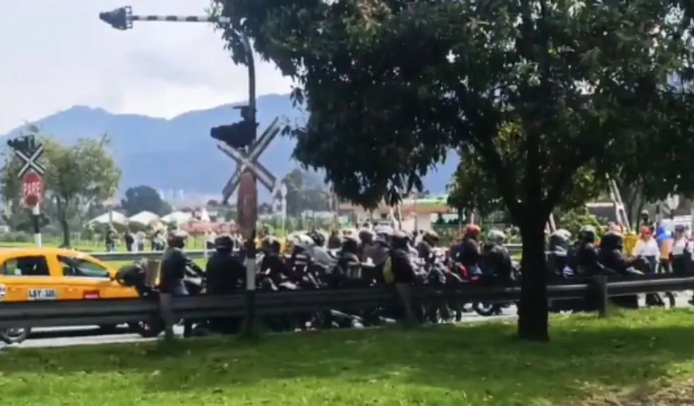 Afectación en la movilidad: manifestantes realizan bloqueos intermitentes en la Av. El Dorado 2 Afectación en la movilidad: manifestantes realizan bloqueos intermitentes en la Av. El Dorado En la capital se vive una nueva jornada de caos vehicular y retrasos en los servicios de TransMilenio sobre la Av. El Dorado (Calle 26), por manifestantes que generan bloqueos intermitentes en las calzadas.