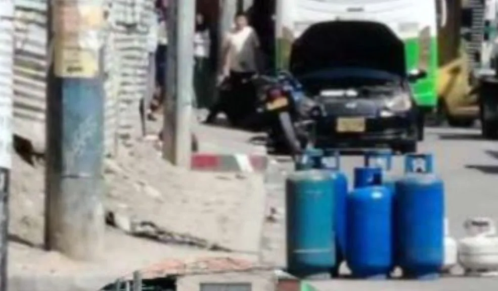 Alerta en Bosa Villa Anny por vehículo abandonado con cilindros de gas 2 Alerta en Bosa Villa Anny por vehículo abandonado con cilindros de gas Pánico se vivió en la tarde de este viernes en el sector de Bosa Villa Anny, luego de que vecinos reportaran la presencia de un vehículo abandonado que, al parecer, contenía varios cilindros de gas en su interior.
