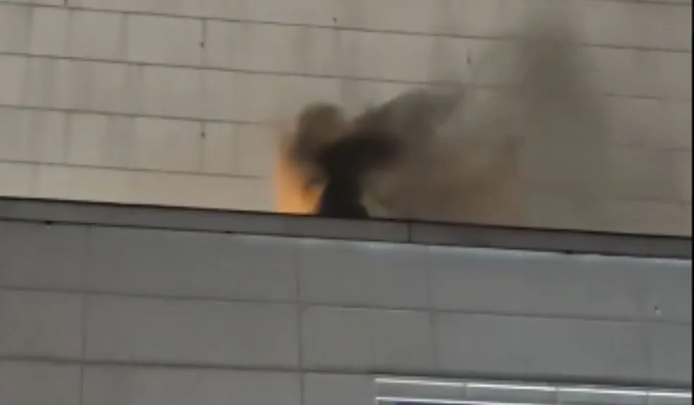 Alerta en Suba: incendio en la plazoleta de comidas del Centro Comercial San Rafael Momentos de angustia vivieron las personas que se encontraban dentro de la plazoleta de comidas del Centro Comercial San Rafael, en Suba, después de que uno de los establecimientos fuera envuelto por las llamas. Según reportes extraoficiales, el fuego se habría propagado rápidamente hasta una zona de juegos del lugar.