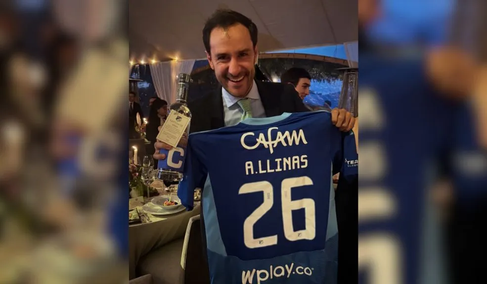 Andrés Llinás celebró su matrimonio con una boda inspirada en Millonarios El defensor y referente de Millonarios, Andrés Llinás, protagonizó una celebración para rendir un homenaje al equipo de sus amores tras integrar su pasión futbolística en su boda.