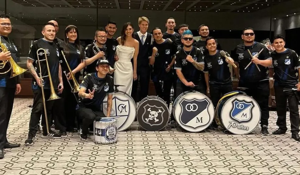 Andrés Llinás celebró su matrimonio con una boda inspirada en Millonarios El defensor y referente de Millonarios, Andrés Llinás, protagonizó una celebración para rendir un homenaje al equipo de sus amores tras integrar su pasión futbolística en su boda.