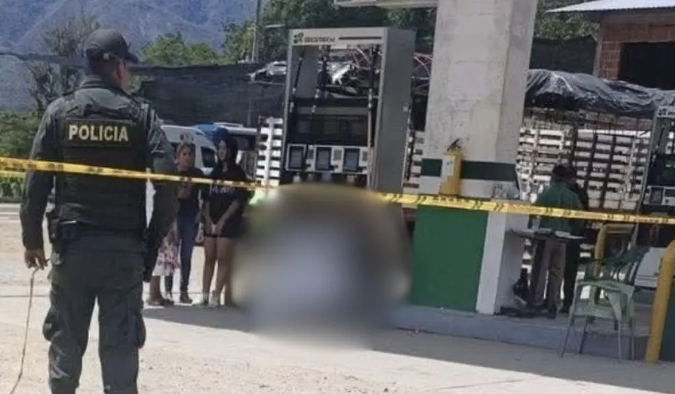 Asesinan a Camila Andrea mientras trabajaba en una estación de gasolina 1 Asesinan a Camila Andrea mientras trabajaba en una estación de gasolina Una mujer de 32 años fue asesinada mientras trabajaba en una estación de gasolina en Algeciras, Huila. El crimen es investigado por las autoridades.