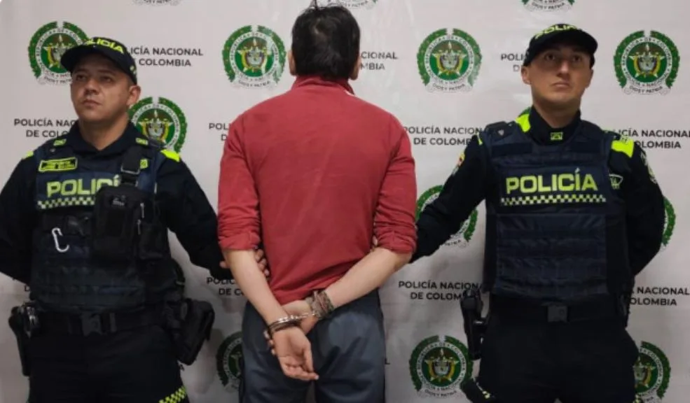 Asesinó y arrastró a su perro: el padre del agresor murió de un infarto al enterarse En redes sociales circuló el desgarrador momento en que un hombre arrastró a su perro muerto por las calles del barrio San Cayetano, en Manizales. Según se conoció, momentos previos lo había asfixiado cuando estaba atacando a un perro más pequeño. A esta tragedia se sumó que el padre del agresor murió de un infarto tras conocer lo sucedido.