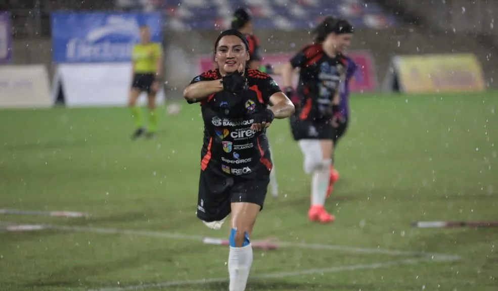 Así el fútbol le salvó la vida a dos jugadoras de la Selección Colombia de Amputadas 1 Así el fútbol le salvó la vida a dos jugadoras de la Selección Colombia de Amputadas Conozca la inspiradora historia de Sandra y Johanna, dos figuras de la Selección Colombia Femenina de Amputadas, que encontraron en el fútbol una forma de salir adelante. Las jugadoras son oriundas de Zipaquirá y Suba, respectivamente.