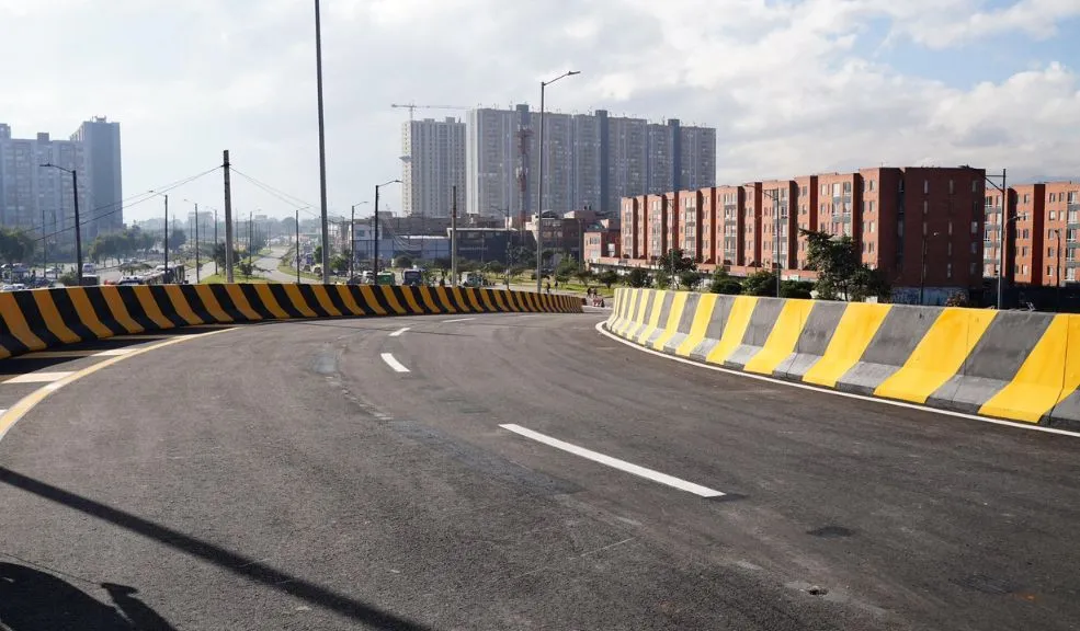 Así fue el 'estrene' de la glorieta de la avenida Cali con avenida Las Américas 1 Así fue el 'estrene' de la glorieta de la avenida Cali con avenida Las Américas La capital amaneció con la inauguración de la glorieta elevada en la avenida Cali con la avenida Las Américas, de la cual se beneficiarán más de un millón de personas que transitan por este importante punto de la ciudad.