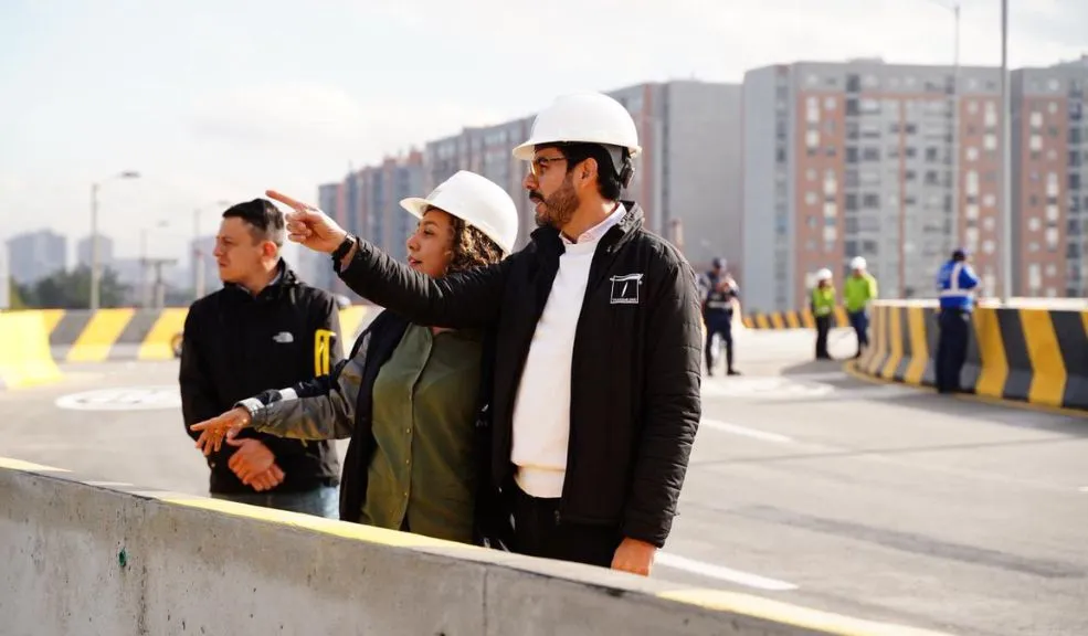 Así fue el 'estrene' de la glorieta de la avenida Cali con avenida Las Américas 2 Así fue el 'estrene' de la glorieta de la avenida Cali con avenida Las Américas La capital amaneció con la inauguración de la glorieta elevada en la avenida Cali con la avenida Las Américas, de la cual se beneficiarán más de un millón de personas que transitan por este importante punto de la ciudad.
