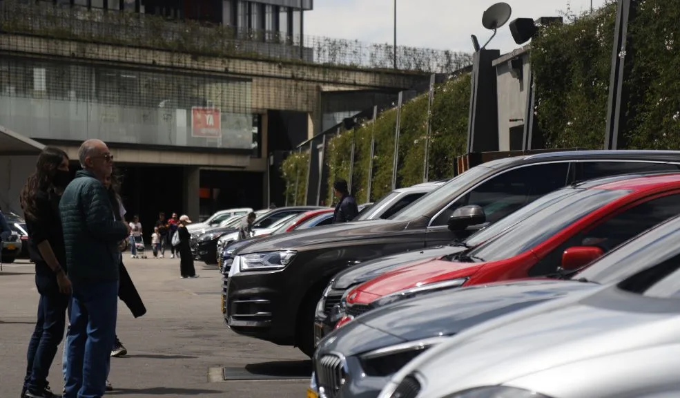 Así queda el aumento del SOAT del año 2026 para motos y carros 1 Así queda el aumento del SOAT del año 2026 para motos y carros Luego de que el presidente Gustavo Petro confirmara el aumento del 23% en el salario mínimo para el 2026, se empezaron a conocer los aumentos de los diferentes rubros de la economía.