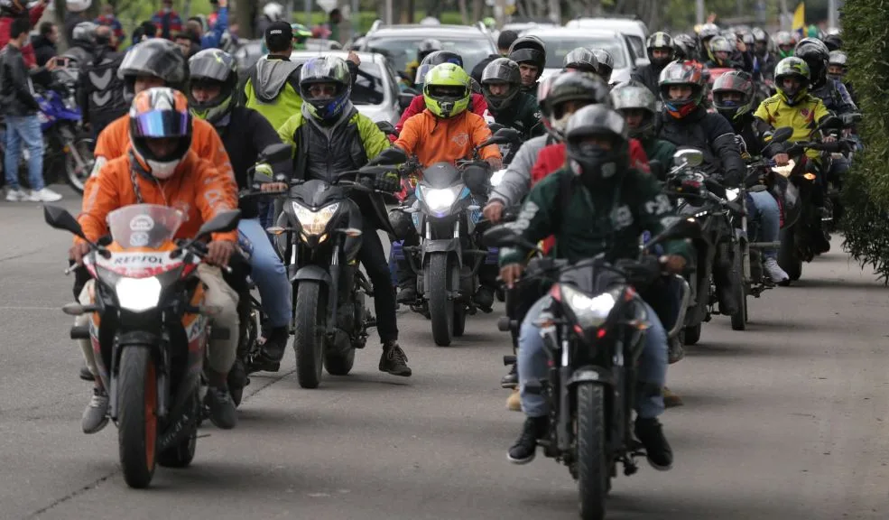 Así queda el aumento del SOAT del año 2026 para motos y carros 2 Así queda el aumento del SOAT del año 2026 para motos y carros Luego de que el presidente Gustavo Petro confirmara el aumento del 23% en el salario mínimo para el 2026, se empezaron a conocer los aumentos de los diferentes rubros de la economía.