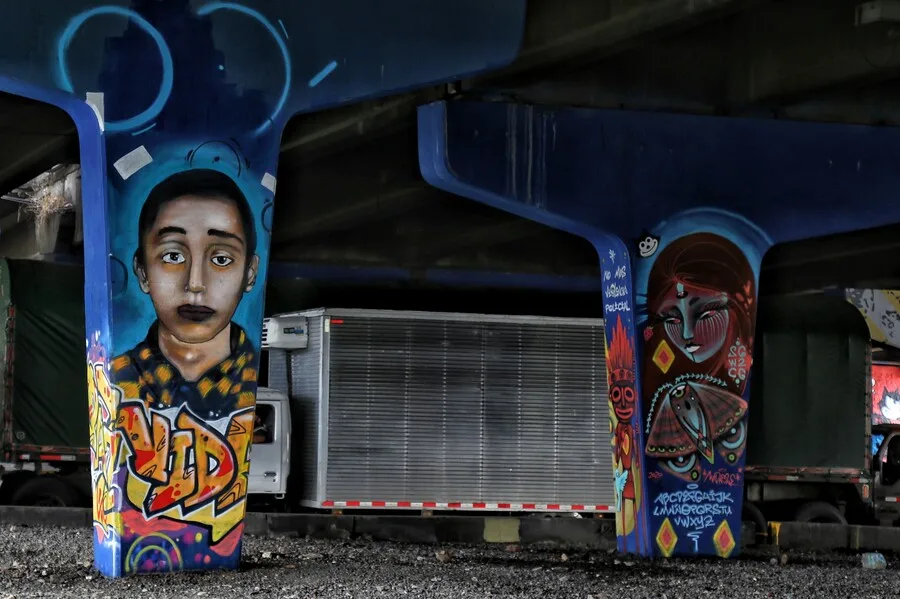 Corte le rebajó penas a policías por montaje de muerte del grafitero Diego Becerra La Corte Suprema de Justicia le redujo las penas a tres uniformados y explicó en detalle cómo actuaron para alterar la escena del crimen del joven Diego Felipe Becerra Lizarazo, muerto en 2011.