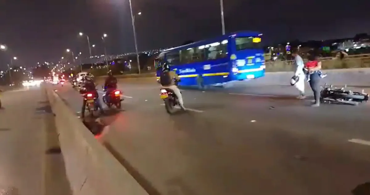 Bosa: choque entre motociclista y carreta genera caos en la Av. Villavicencio 1 Bosa: choque entre motociclista y carreta genera caos en la Av. Villavicencio Hace pocos minutos se presentó un siniestro vial en la avenida Villavicencio con calle 53A, entre un motociclista y una carreta. También hubo otros siniestros en Engativá y Tunjuelito. Se los contamos.