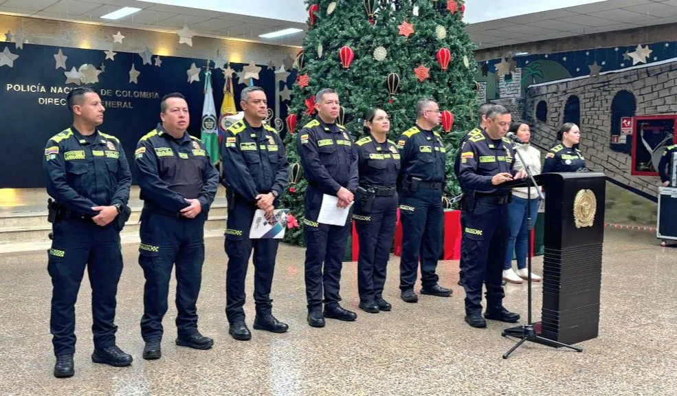 Balance de seguridad en Bogotá: Policía reportó reducción del 28% en homicidios 1 Balance de seguridad en Bogotá: Policía reportó reducción del 28% en homicidios La Policía Nacional presentó el balance de seguridad durante la celebración de la Navidad en Bogotá, en el marco del plan ‘Navidad con Propósito’, operativo que buscó proteger la vida, fortalecer la convivencia y acompañar a las familias capitalinas durante la Nochebuena.