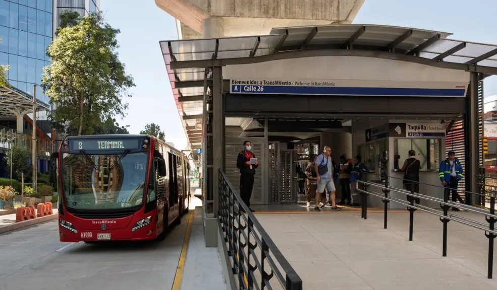Bogotá está de 'estrene': se reabrió la estación Calle 26 Tras 19 meses de obras sobre la estación Calle 26 definitiva, por fin los cerca de 11.000 usuarios que frecuentan la zona y esperaban esta reapertura podrán hacer uso de las instalaciones del vagón norte.