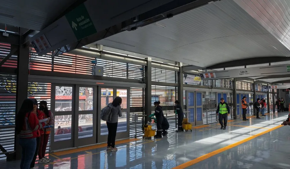 Bogotá está de 'estrene': se reabrió la estación Calle 26 1 Bogotá está de 'estrene': se reabrió la estación Calle 26 Tras 19 meses de obras sobre la estación Calle 26 definitiva, por fin los cerca de 11.000 usuarios que frecuentan la zona y esperaban esta reapertura podrán hacer uso de las instalaciones del vagón norte.