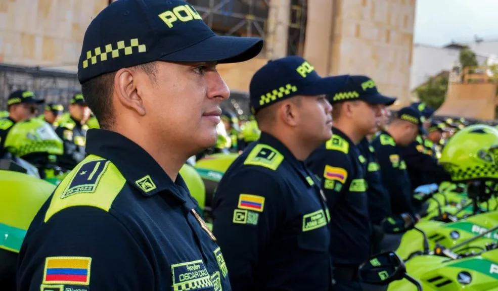 Bogotá fortalece su seguridad con más de 1.000 nuevos policías 2 Bogotá fortalece su seguridad con más de 1.000 nuevos policías La Policía Nacional, en articulación con la Alcaldía Mayor de Bogotá y la Secretaría de Seguridad, le entregó a la ciudad más de 1.000 nuevos uniformados y un refuerzo logístico que busca fortalecer la seguridad y la convivencia en las distintas localidades de la capital.