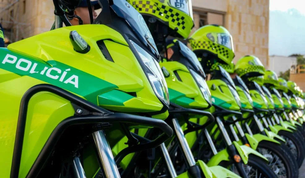 Bogotá fortalece su seguridad con más de 1.000 nuevos policías 1 Bogotá fortalece su seguridad con más de 1.000 nuevos policías La Policía Nacional, en articulación con la Alcaldía Mayor de Bogotá y la Secretaría de Seguridad, le entregó a la ciudad más de 1.000 nuevos uniformados y un refuerzo logístico que busca fortalecer la seguridad y la convivencia en las distintas localidades de la capital.
