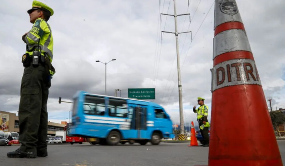 Bogotá suspende el pico y placa después de Navidad y Año Nuevo 1 Bogotá suspende el pico y placa después de Navidad y Año Nuevo El Distrito anunció la suspensión temporal del pico y placa después de las festividades de Navidad y Año Nuevo, con el objetivo de facilitar la movilidad de quienes entran y salen de la ciudad.