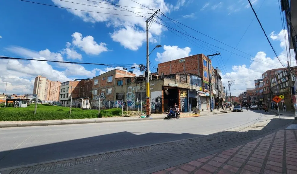 Bosa: a bala mataron a Astrid dentro de su carro Astrid Leonor Calvo León, una joven madre de familia, fue víctima mortal de un ataque a bala mientras estaba dentro de su vehículo junto a dos de sus hijos, en la noche del viernes, en la localidad de Bosa. La noticia ha generado consternación en la comunidad del sector.
