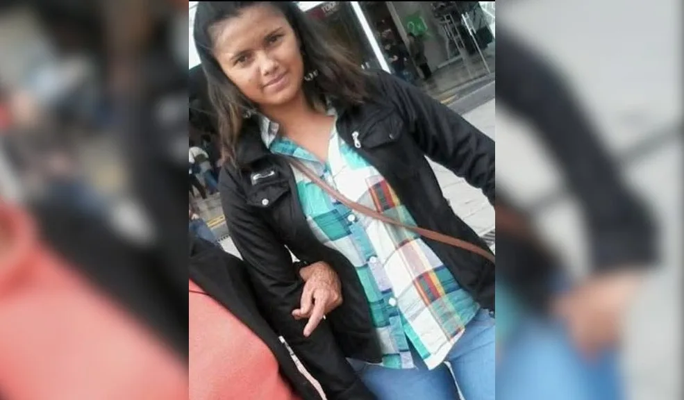 Bosa: a bala mataron a Astrid dentro de su carro Astrid Leonor Calvo León, una joven madre de familia, fue víctima mortal de un ataque a bala mientras estaba dentro de su vehículo junto a dos de sus hijos, en la noche del viernes, en la localidad de Bosa. La noticia ha generado consternación en la comunidad del sector.