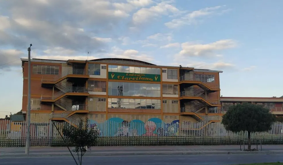 Bosa: buscan a hombre de 30 años por presunto abuso a niña de 12 años en colegio 1 Bosa: buscan a hombre de 30 años por presunto abuso a niña de 12 años en colegio Por medio de redes sociales, familiares de una niña de 12 años denunciaron que un sujeto de 30 años, pareja de la hermana mayor, habría abusado de ella el pasado 5 de diciembre dentro de una institución educativa en Bosa donde el ejerce como contador.