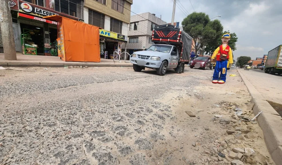 Bosa: están cansados del polvero en La Cabaña En el sector de La Cabaña, en la localidad de Bosa, la comunidad está cansada del polvero permanente que se levanta por el mal estado de la vía principal, que es clave porque conecta a los barrios Santa Fe con El Porvenir, y además sirve como salida hacia la vía Guayacanes.