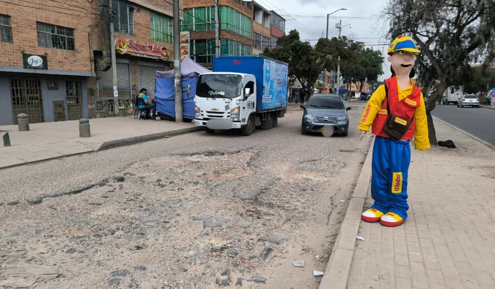 Bosa: están cansados del polvero en La Cabaña En el sector de La Cabaña, en la localidad de Bosa, la comunidad está cansada del polvero permanente que se levanta por el mal estado de la vía principal, que es clave porque conecta a los barrios Santa Fe con El Porvenir, y además sirve como salida hacia la vía Guayacanes.