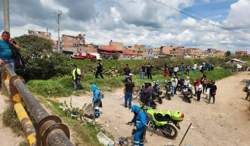 Bosa: hallan cuerpo sin vida debajo del puente de San José 1 Bosa: hallan cuerpo sin vida debajo del puente de San José Debajo del puente vehicular que conecta Bosa San Bernardino con Bosa San José fue hallado, en las últimas horas, el cuerpo sin vida de una persona en medio de una zanja que contiene agua, barro y basura.
