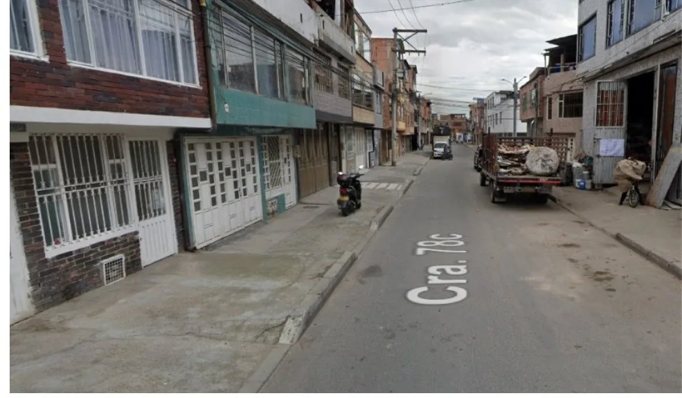 Bosa: joven de 26 años fue la víctima de un sicariato en La Primavera 2 Bosa: joven de 26 años fue la víctima de un sicariato en La Primavera La violencia estremeció al barrio La Primavera, en la localidad de Bosa, con el homicidio de un joven de 26 años. El hecho se registró hacia las 5:30 p. m. en la carrera 78C con calle 76B Sur, donde las autoridades fueron alertadas sobre una persona herida por arma de fuego.