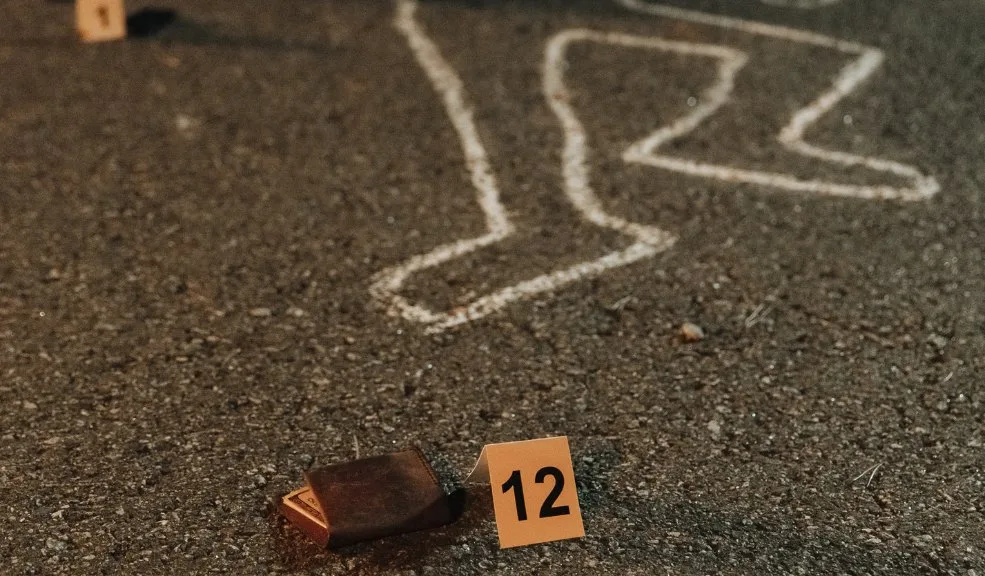 Bosa: joven de 26 años fue la víctima de un sicariato en La Primavera 1 Bosa: joven de 26 años fue la víctima de un sicariato en La Primavera La violencia estremeció al barrio La Primavera, en la localidad de Bosa, con el homicidio de un joven de 26 años. El hecho se registró hacia las 5:30 p. m. en la carrera 78C con calle 76B Sur, donde las autoridades fueron alertadas sobre una persona herida por arma de fuego.