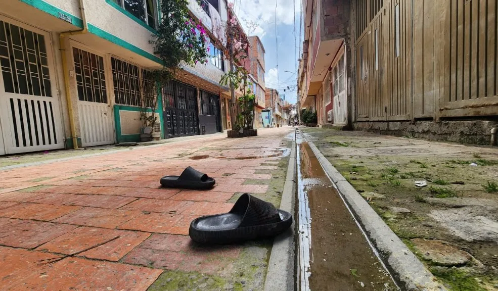 Bosa: muerte a bala rompió la tranquilidad en las calles de Islandia La noche del 4 de diciembre terminó en tragedia para los habitantes del barrio Bosa Islandia, en el sur de Bogotá. Cerca de las 9:30 p. m., una serie de disparos rompió la tranquilidad del sector y dejó sin vida a un joven.
