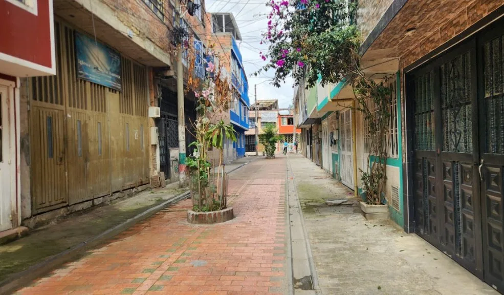 Bosa: muerte a bala rompió la tranquilidad en las calles de Islandia 1 Bosa: muerte a bala rompió la tranquilidad en las calles de Islandia La noche del 4 de diciembre terminó en tragedia para los habitantes del barrio Bosa Islandia, en el sur de Bogotá. Cerca de las 9:30 p. m., una serie de disparos rompió la tranquilidad del sector y dejó sin vida a un joven.