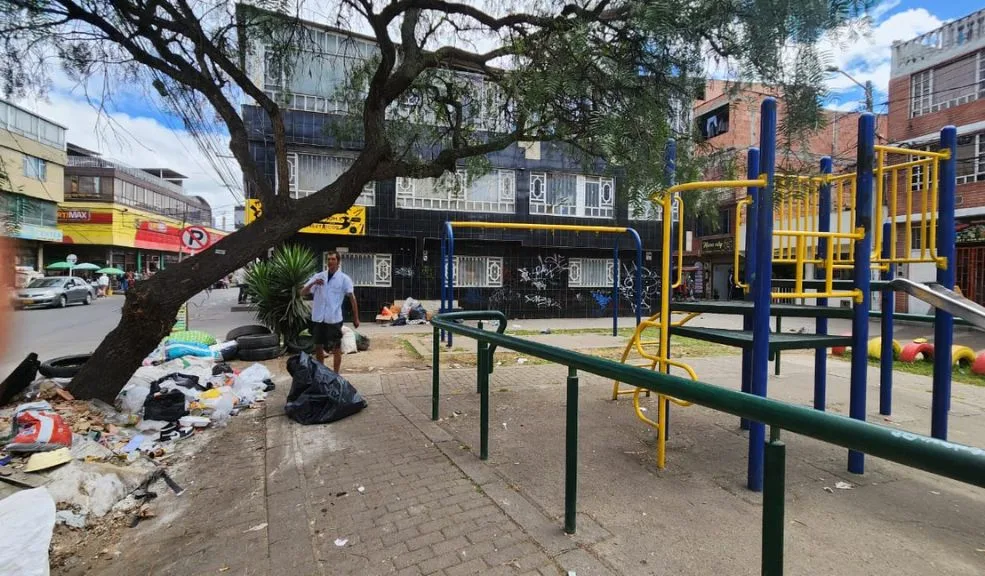 Bosa: sicarios mataron a 'El Viejito' en San Antonio 1 Bosa: sicarios mataron a 'El Viejito' en San Antonio Un homicidio se registró la noche del lunes 29 de diciembre en el barrio San Antonio, localidad de Bosa, al suroccidente de Bogotá. El hecho ocurrió en la carrera 88C con calle 70 Sur, donde una persona en condición de calle fue asesinada con arma de fuego mientras se encontraba en el lugar que usaba habitualmente para dormir.