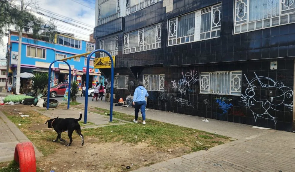 Bosa: sicarios mataron a 'El Viejito' en San Antonio 1 Bosa: sicarios mataron a 'El Viejito' en San Antonio Un homicidio se registró la noche del lunes 29 de diciembre en el barrio San Antonio, localidad de Bosa, al suroccidente de Bogotá. El hecho ocurrió en la carrera 88C con calle 70 Sur, donde una persona en condición de calle fue asesinada con arma de fuego mientras se encontraba en el lugar que usaba habitualmente para dormir.
