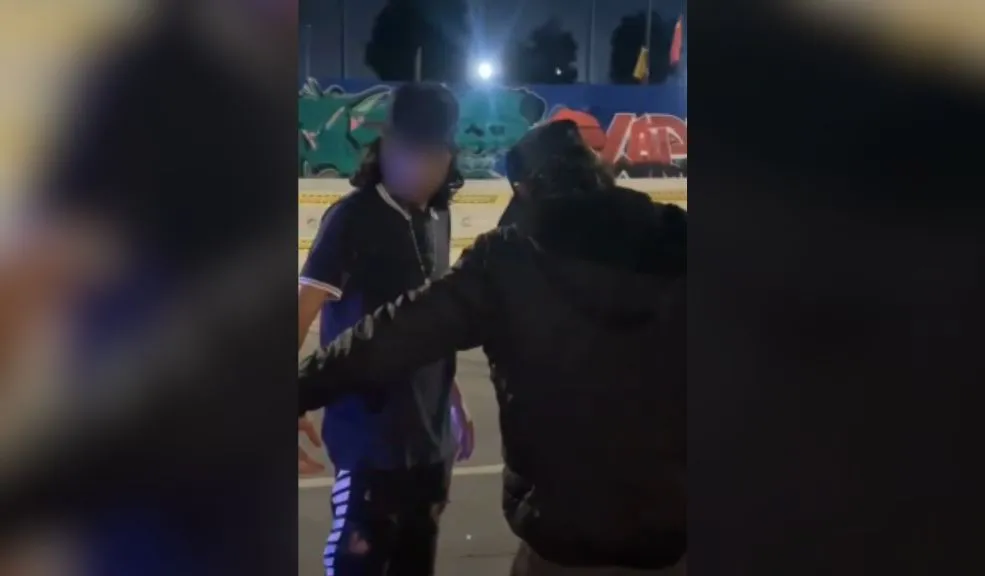 Brutal asalto a madre e hija en Kennedy: ladrones devolvieron lo robado y quedaron libres 2 Brutal asalto a madre e hija en Kennedy: ladrones devolvieron lo robado y quedaron libres Cuatro sujetos, al parecer de nacionalidad venezolana, abordaron con armas blancas, golpearon y robaron a una madre y a su hija de 16 años mientras se desplazaban por la ciclorruta que queda aledaña al portal de Las Américas, en la localidad de Kennedy. Uno de los sujetos logró ser retenido y, para no ser llevado tras las rejas, llamó a sus cómplices para que devolvieran los objetos hurtados.