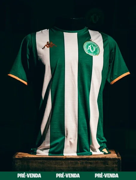 Chapecoense lanzó una camiseta inspirada en Atlético Nacional: "Para siempre hermanos" 1 Chapecoense lanzó una camiseta inspirada en Atlético Nacional: "Para siempre hermanos" Diez años después de la tragedia, el equipo brasileño Chapecoense rindió un emotivo tributo a Atlético Nacional. El club lanzó una camiseta en honor al equipo colombiano, en reconocimiento al apoyo que brindó en medio del dolor.