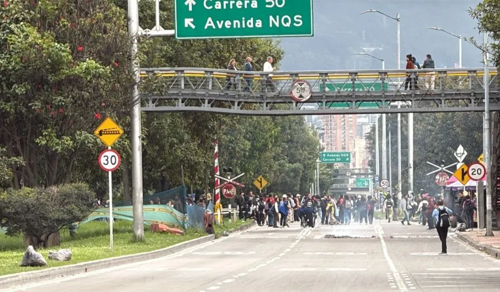 Cierre en la Calle 26 por manifestaciones. TransMilenio, afectado TransMilenio suspende la operación de varias estaciones debido a manifestaciones en la Calle 26. Le contamos.