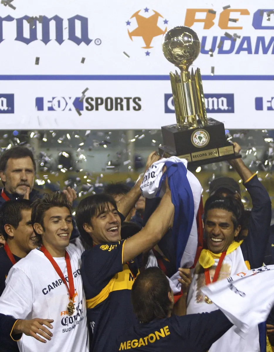 Fabián Vargas: “No jugaba solo por dinero, quería ganarlo absolutamente todo” En diálogo con Q'HUBO, el futbolista Fabián Vargas —quien creció en el barrio Policarpa y se convirtió en el bogotano más exitoso en su disciplina— habló sobre su destacada carrera. La entrevista incluyó temas como su paso por Boca Juniors, sus experiencias con la Selección Colombia y anécdotas en la élite del fútbol.