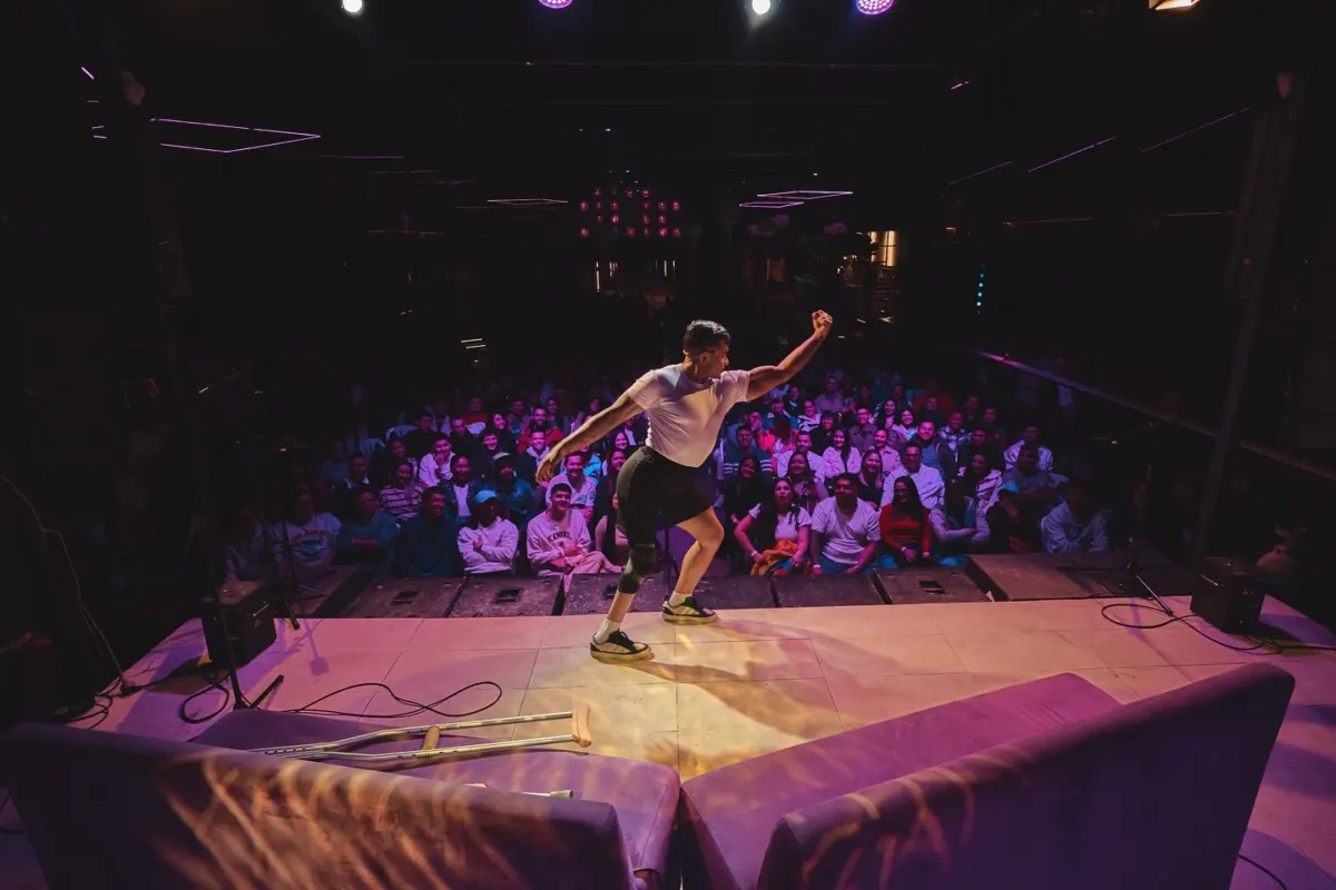 'Culotauro' y el viaje emocional detrás de su especial, 'Anulo esas palabras': "Hay que tenerse fe" El reconocido comediante Camilo Díaz, 'Culotauro', habló con QHUBO tras el lanzamiento en YouTube de su especial, 'Anulo esas palabras'. Detrás de la explosión de carcajadas que lo caracteriza, el humorista revela una faceta profundamente reflexiva y melancólica, explicando cómo el drama personal y la fe se convirtieron en el motor de un show que tardó cinco años en madurar.