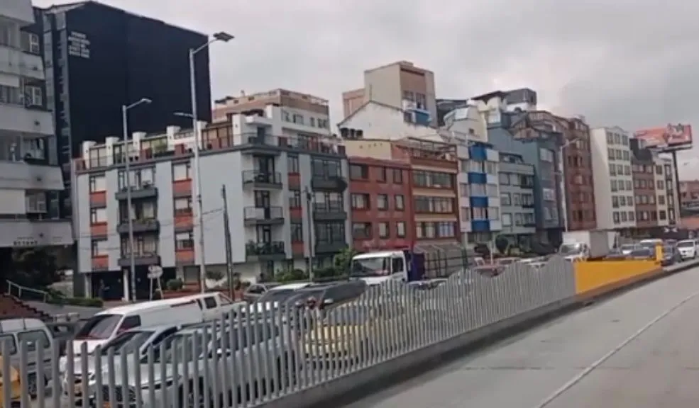 Caos en la movilidad: manifestaciones paralizan las vías de la calle 26 2 Caos en la movilidad: manifestaciones paralizan las vías de la calle 26 Una nueva jornada de caos vehicular afecta a la capital debido a las manifestaciones que se presentan sobre la calle 26, a la altura de la carrera 94. TransMilenio ha suspendido sus servicios en el Portal El Dorado y en varias estaciones cercanas.