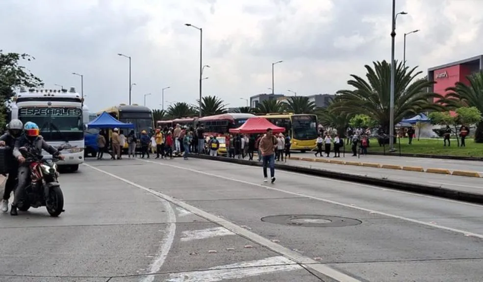 Caos en la movilidad: manifestaciones paralizan las vías de la calle 26 1 Caos en la movilidad: manifestaciones paralizan las vías de la calle 26 Una nueva jornada de caos vehicular afecta a la capital debido a las manifestaciones que se presentan sobre la calle 26, a la altura de la carrera 94. TransMilenio ha suspendido sus servicios en el Portal El Dorado y en varias estaciones cercanas.