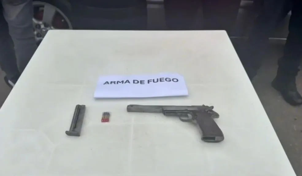 Capturados tres delincuentes tras hurto en Tena, Cundinamarca Tres hombres fueron detenidos en zona rural de El Colegio tras cometer un hurto en Tena, Cundinamarca. Portaban una pistola sin permiso. Un juez los envió a prisión.