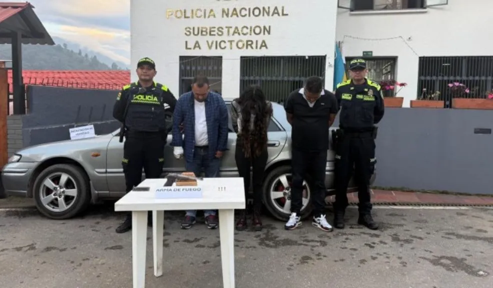 Capturados tres delincuentes tras hurto en Tena, Cundinamarca Tres hombres fueron detenidos en zona rural de El Colegio tras cometer un hurto en Tena, Cundinamarca. Portaban una pistola sin permiso. Un juez los envió a prisión.