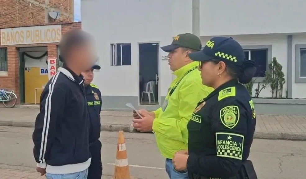 Capturado en Sutatausa por presuntamente abusar sexualmente de sus dos hijastras 2 Capturado en Sutatausa por presuntamente abusar sexualmente de sus dos hijastras Un hombre de 23 años, quien se desempeñaba como servidor público en la administración de Sutatausa, fue capturado por orden judicial por el delito de Acceso Carnal Abusivo con Menor de 14 Años.
