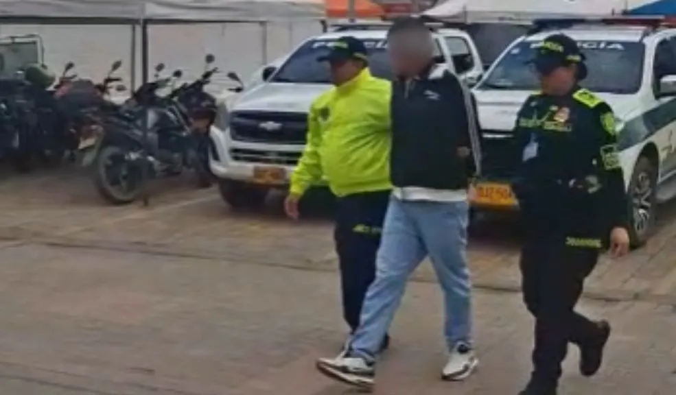 Capturado en Sutatausa por presuntamente abusar sexualmente de sus dos hijastras 1 Capturado en Sutatausa por presuntamente abusar sexualmente de sus dos hijastras Un hombre de 23 años, quien se desempeñaba como servidor público en la administración de Sutatausa, fue capturado por orden judicial por el delito de Acceso Carnal Abusivo con Menor de 14 Años.