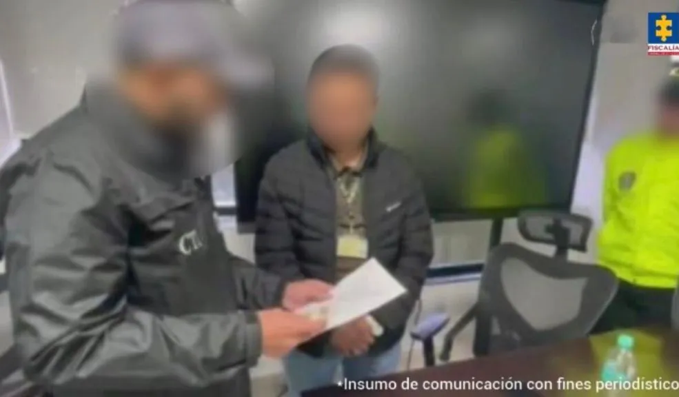 Capturan a red que cobraba hasta $1.000 millones por manipular procesos judiciales Una investigación liderada por la Fiscalía General de la Nación dejó al descubierto un complejo entramado de corrupción compuesto por uniformados activos, exservidores y particulares.